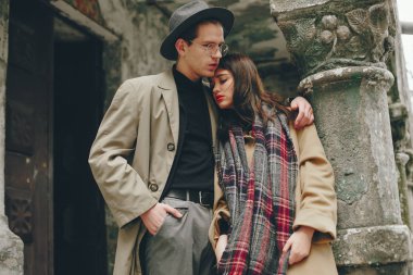 Kasvetli bir şehirde modaya uygun bir çift