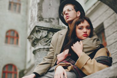 Kasvetli bir şehirde modaya uygun bir çift