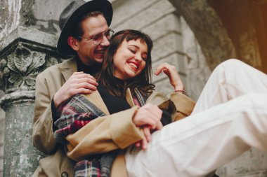 Kasvetli bir şehirde modaya uygun bir çift
