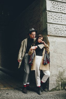 Kasvetli bir şehirde modaya uygun bir çift