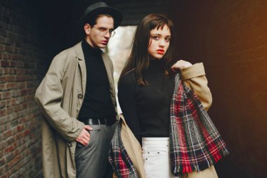 Kasvetli bir şehirde modaya uygun bir çift