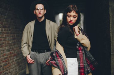 Kasvetli bir şehirde modaya uygun bir çift