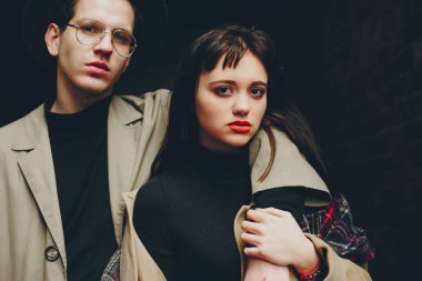 Kasvetli bir şehirde modaya uygun bir çift