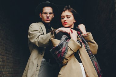 Kasvetli bir şehirde modaya uygun bir çift