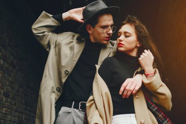 Kasvetli bir şehirde modaya uygun bir çift