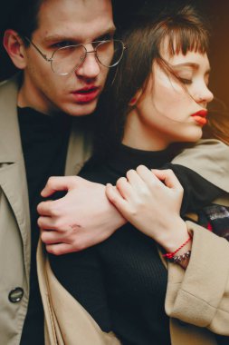 Kasvetli bir şehirde modaya uygun bir çift