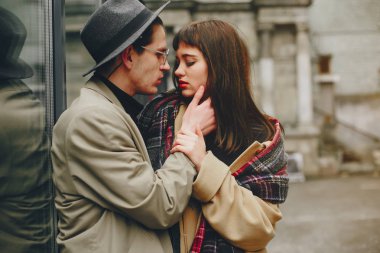 Kasvetli bir şehirde modaya uygun bir çift