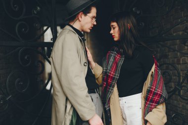 Kasvetli bir şehirde modaya uygun bir çift