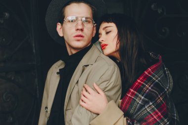 Kasvetli bir şehirde modaya uygun bir çift