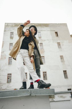 Kasvetli bir şehirde modaya uygun bir çift