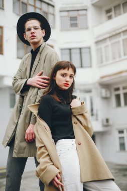 Kasvetli bir şehirde modaya uygun bir çift