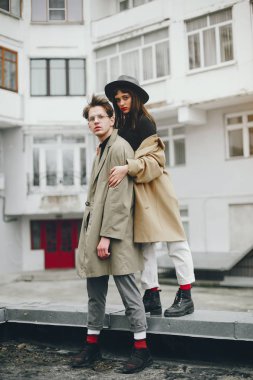 Kasvetli bir şehirde modaya uygun bir çift