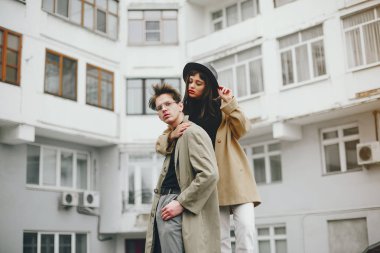 Kasvetli bir şehirde modaya uygun bir çift