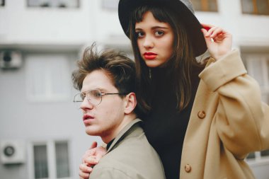 Kasvetli bir şehirde modaya uygun bir çift