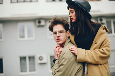 Kasvetli bir şehirde modaya uygun bir çift