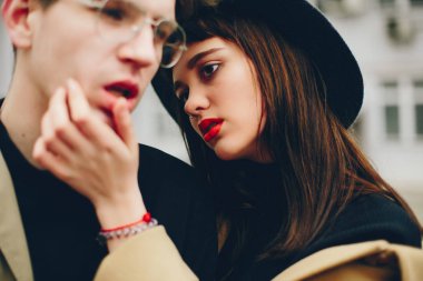 Kasvetli bir şehirde modaya uygun bir çift