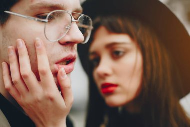 Kasvetli bir şehirde modaya uygun bir çift