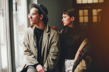 Kasvetli bir şehirde modaya uygun bir çift