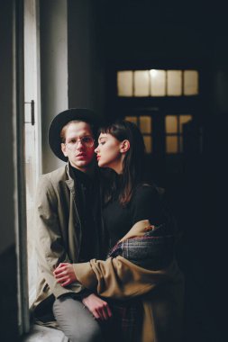 Kasvetli bir şehirde modaya uygun bir çift