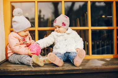 topu iki küçük kız