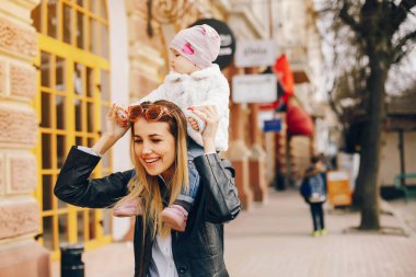 Küçük kızı olan genç bir anne.