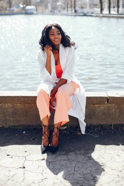 bir parkta şık siyah kız