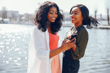 bir parkta şık siyah kız