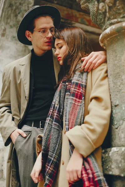 Модная пара в мрачном городе — стоковое фото