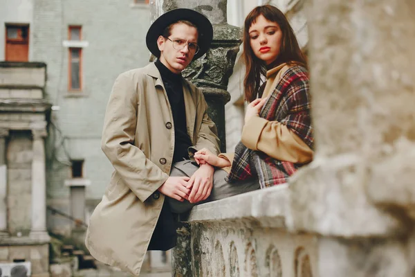 A trendy couple in a gloomy city — Stock Photo, Image