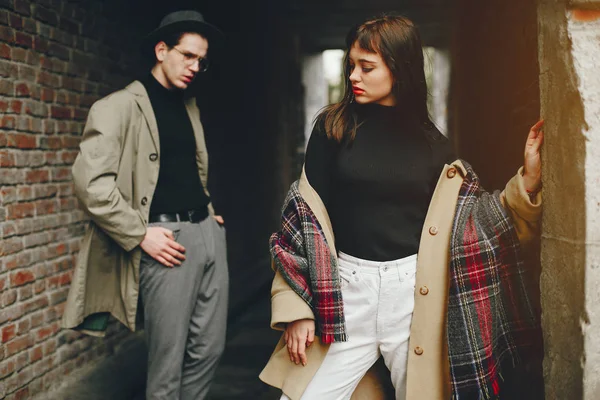 Kasvetli bir şehirde modaya uygun bir çift