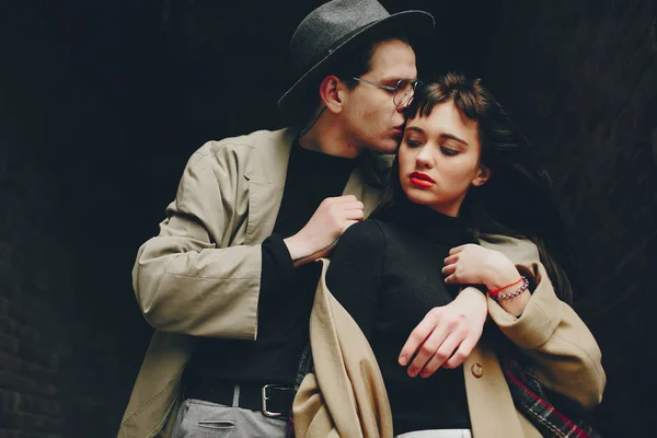 A trendy couple in a gloomy city — Stock Photo, Image