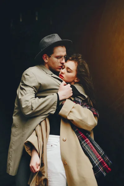 A trendy couple in a gloomy city — Stock Photo, Image