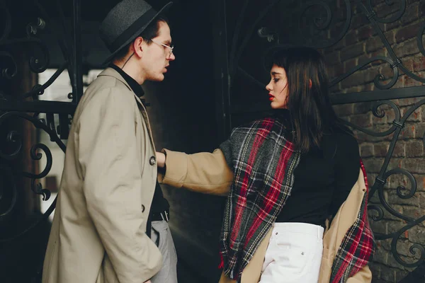 A trendy couple in a gloomy city — Stock Photo, Image