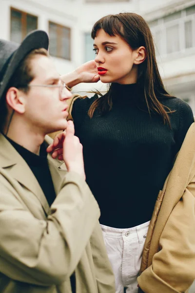 A trendy couple in a gloomy city — Stock Photo, Image