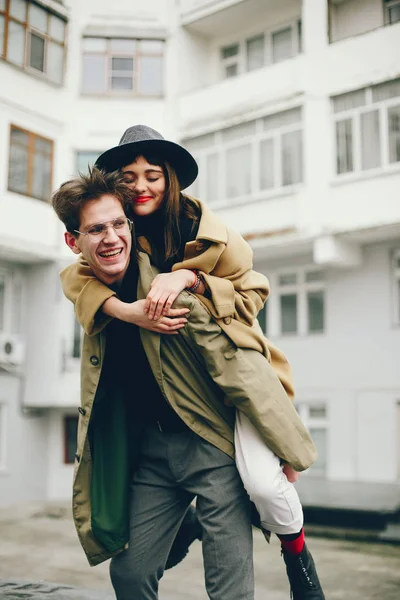 A trendy couple in a gloomy city — Stock Photo, Image