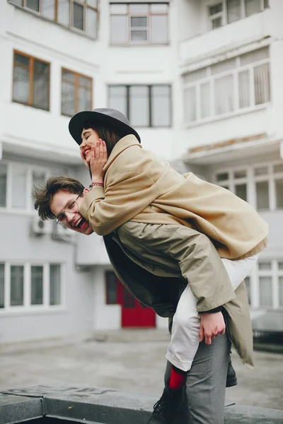 A trendy couple in a gloomy city — Stock Photo, Image