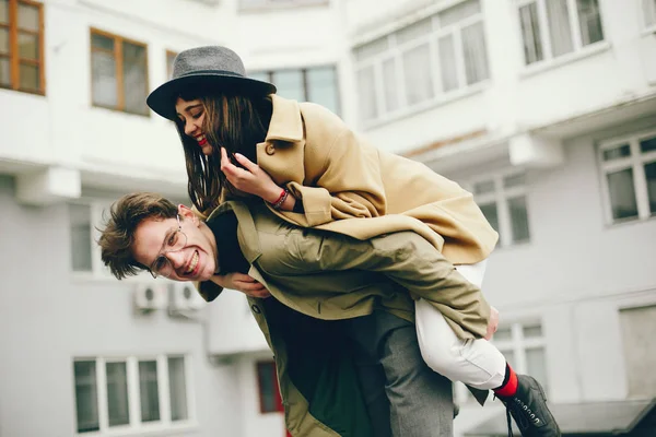 A trendy couple in a gloomy city — Stock Photo, Image