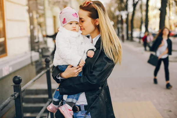 Küçük kızı olan genç bir anne.