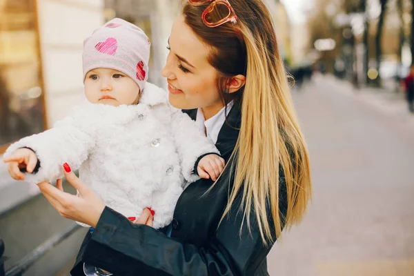 Ung mor med liten dotter — Stockfoto