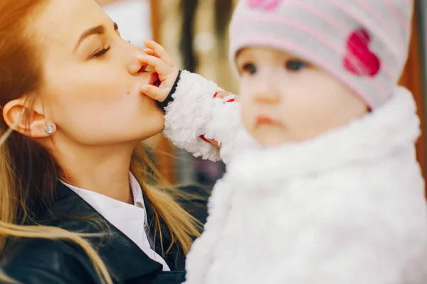 Jeune mère avec petite fille — Photo