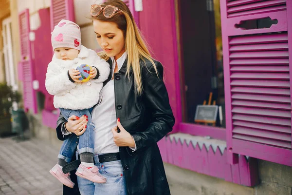 Küçük kızı olan genç bir anne.