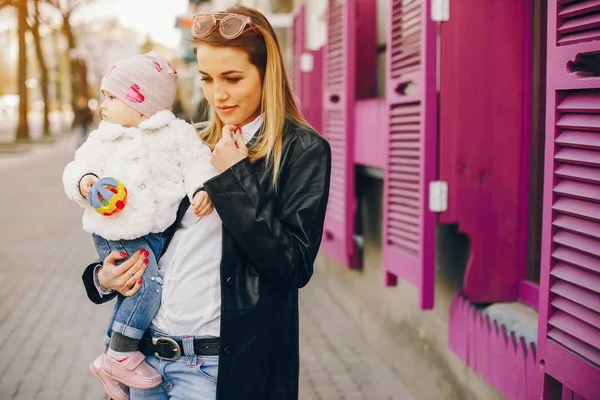 Küçük kızı olan genç bir anne. — Stok fotoğraf