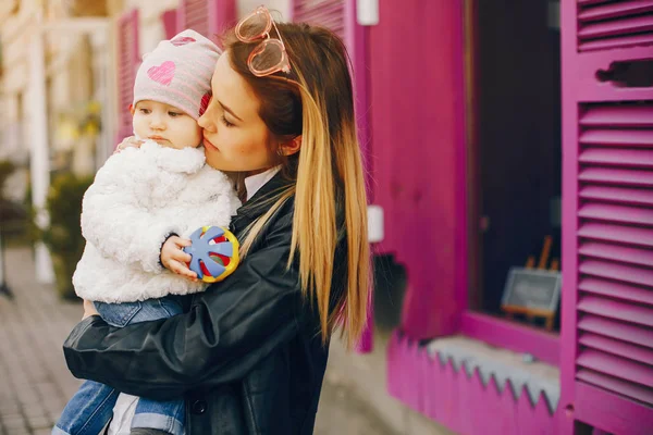 Küçük kızı olan genç bir anne.