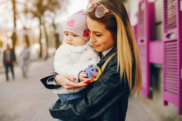 Küçük kızı olan genç bir anne.