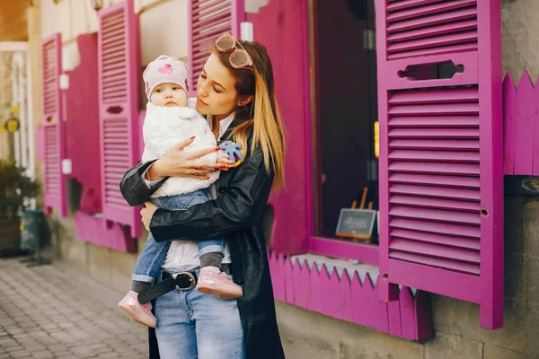 Küçük kızı olan genç bir anne. — Stok fotoğraf