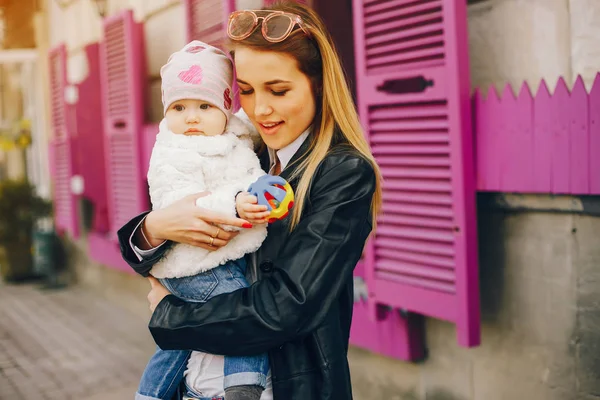 Jonge moeder met kleine dochter — Stockfoto