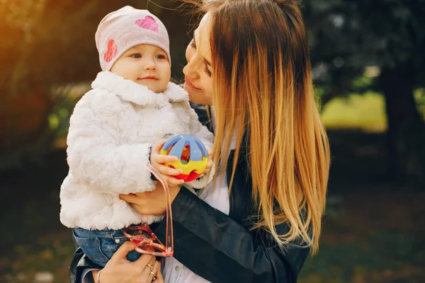 Jovem mãe com filhinha — Fotografia de Stock