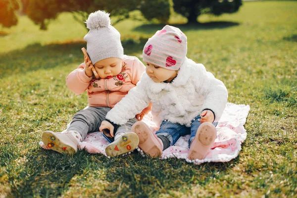 Dos hermanitas en un parque —  Fotos de Stock