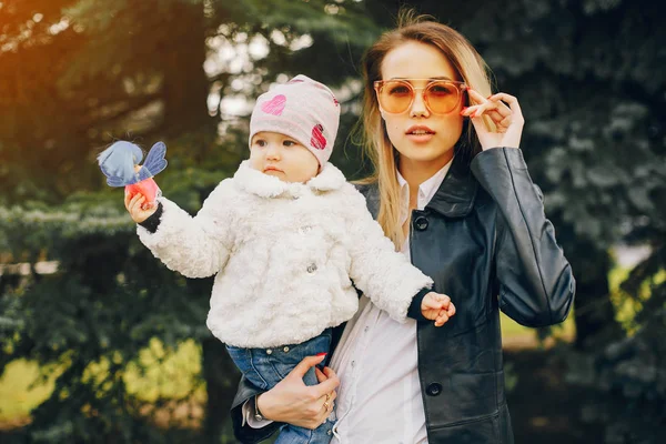 Küçük kızı olan genç bir anne.