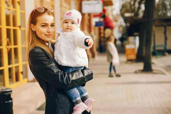 Küçük kızı olan genç bir anne.